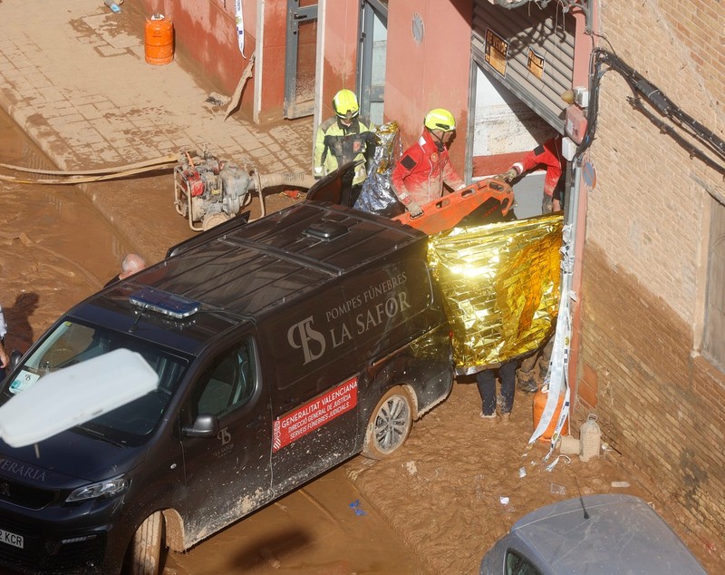 Opt oameni au murit în clădirea în care au fost găsiți fără viață doi români și fiica lor, în Valencia. Imagini de la locul tragediei