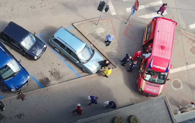 Trei oameni, loviți pe trotuar de o șoferiță care a încurcat pedalele la ieșirea dintr-o parcare din Roman
