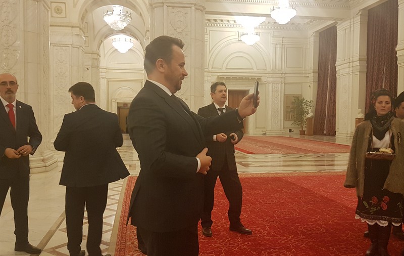 VIDEO. Parlamentarii PSD au ascultat colinde, s-au cinstit cu pălincă şi au mâncat slănină, în timp ce Opoziţia citea moţiunea de cenzură