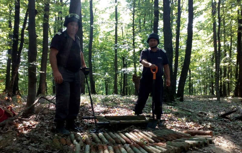 FOTO/ Căutatorul de comori din Vrancea care a găsit grenade și cartușe zilele trecute a descoperit luni un adevărat arsenal