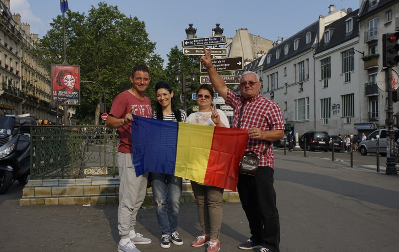 Euro 2016. Tricolorii vor fi susținuți de familii la marele meci cu Franța (vineri, ora 22:00). Părinții lui Răzvan Raț fac galerie pe Stade de France FOTO&VIDEO
