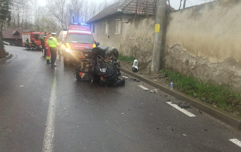O tânără a murit în Braşov, după ce a intrat cu un ATV într-un stâlp