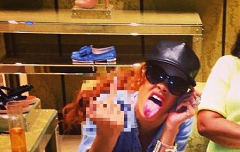 Rihanna face semne obscene în faţa mamei sale - FOTO