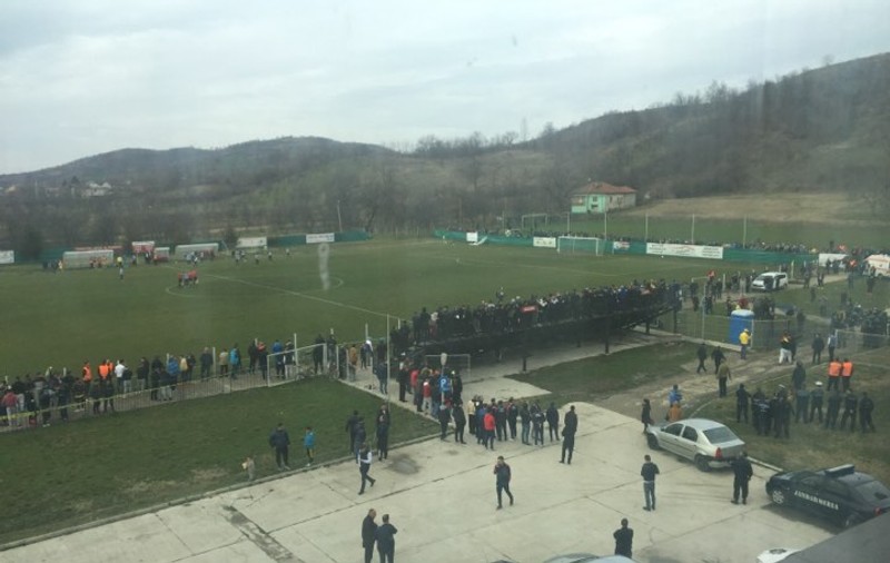 Bătăi între suporterii echipei Petrolul Ploiești și forțele de ordine, la Aninoasa. Incidente grave în Dâmbovița / FOTO&VIDEO