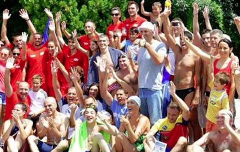 Campionii nataţiei şi sportului românesc au strâns bani pentru Horaţiu Bădiţă, tânărul diagnosticat cu tumoră pe creier