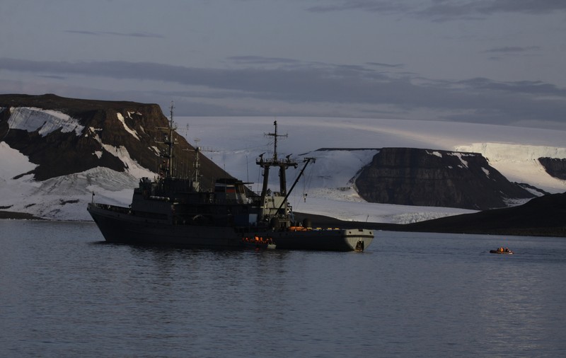 O navă a marinei rusești a fost scufundată de o morsă în Oceanul Arctic