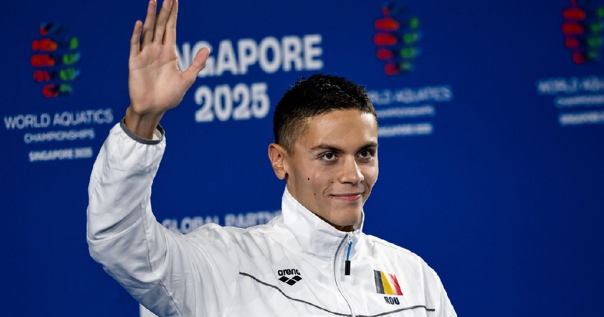 David Popovici sărbătorește după ce a câștigat medalia de aur în proba de înot 200 m liber masculin din Singapore
