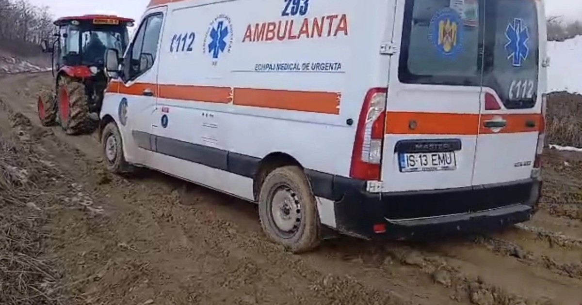 Un bărbat a murit așteptând ambulanța blocată în noroi.