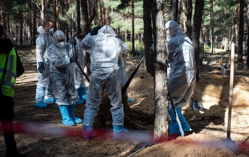 146 de cadavre au fost exhumate până acum din groapa comună de la Izium, multe dintre ele având urme de tortură, anunță guvernatorul din Harkov
