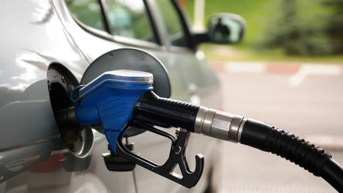 Carburanții s-au scumpit din prima zi de aplicare a supraaccizei