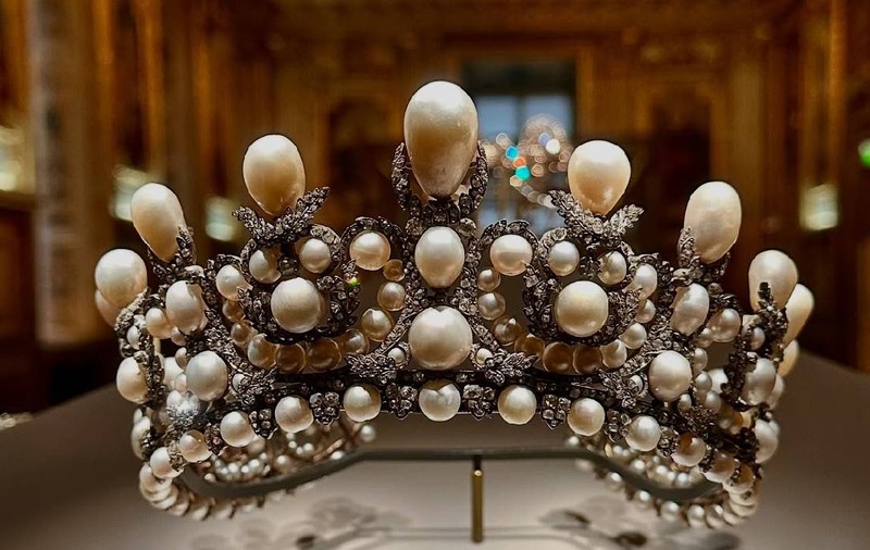 Tiara cu 1.354 de diamante și 56 de smaralde a soției lui Napoleon al III-lea, găsită ruptă lângă Muzeul Luvru