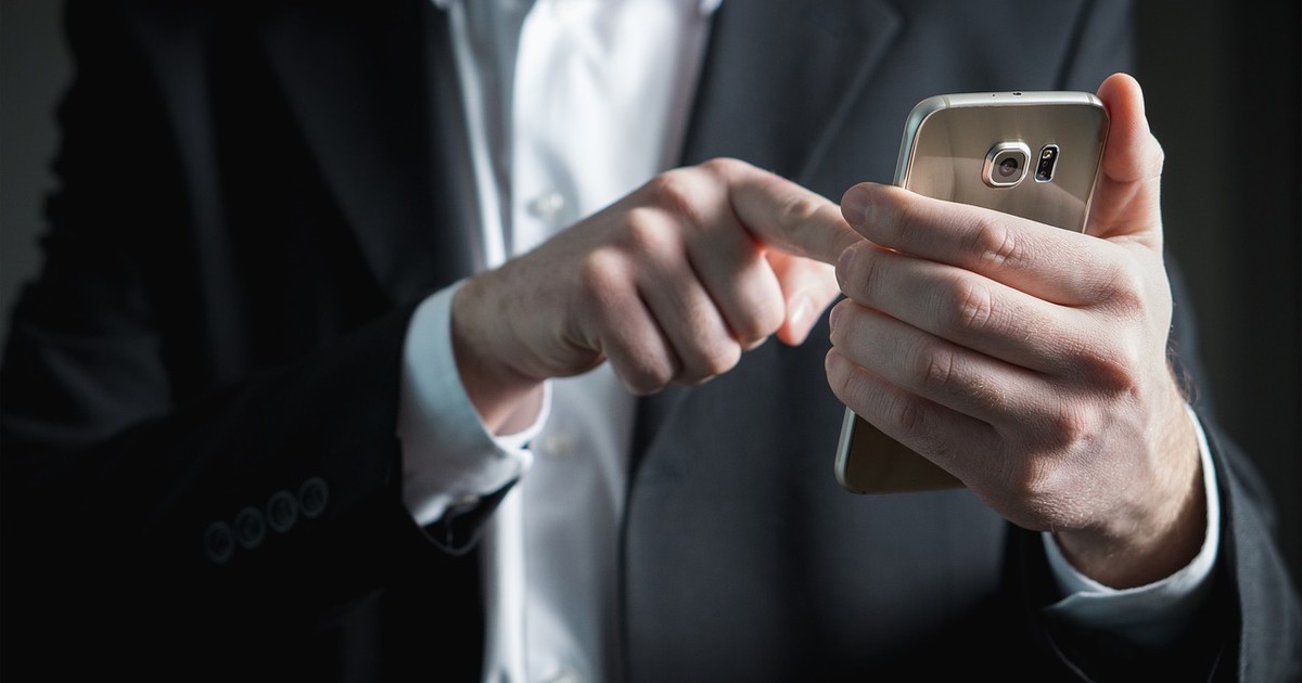Tarifele pentru convorbiri în UE vor fi plafonate din 15 mai, anunță ANCOM. Persoană care ține un smartphone în mână