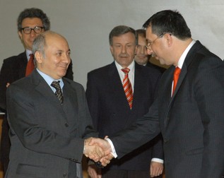 Semnarea contractelor de către Compania Națională de Căi Ferate „CFR” SA pentru proiectul Reabilitarea tronsonului București - Constanța. În imagine: Pier Luca Canino, director tehnic Astaldi - FCC Construcction și Constantin Axinia, director general CFR SA | Foto: Agerpres