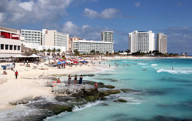 Clanul din Craiova și-a cumpărat hoteluri și case în Cancun! Procurorii DIICOT București fac percheziții și vor reține cel puțin 8 traficanți de persoane pe ruta Mexic - SUA