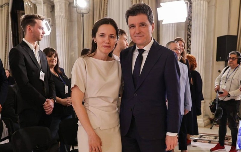 Mirabela Grădinaru a lipsit de la învestirea lui Nicușor Dan. Ahea, fiica președintelui, a venit la Parlament direct de la școală