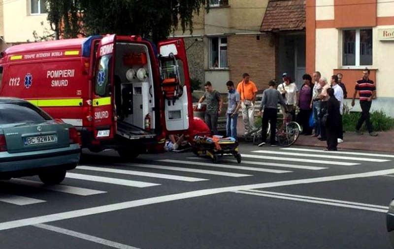 Mamă cu un bebeluș în brațe, lovită pe trecerea de pietoni. Femeia e în comă