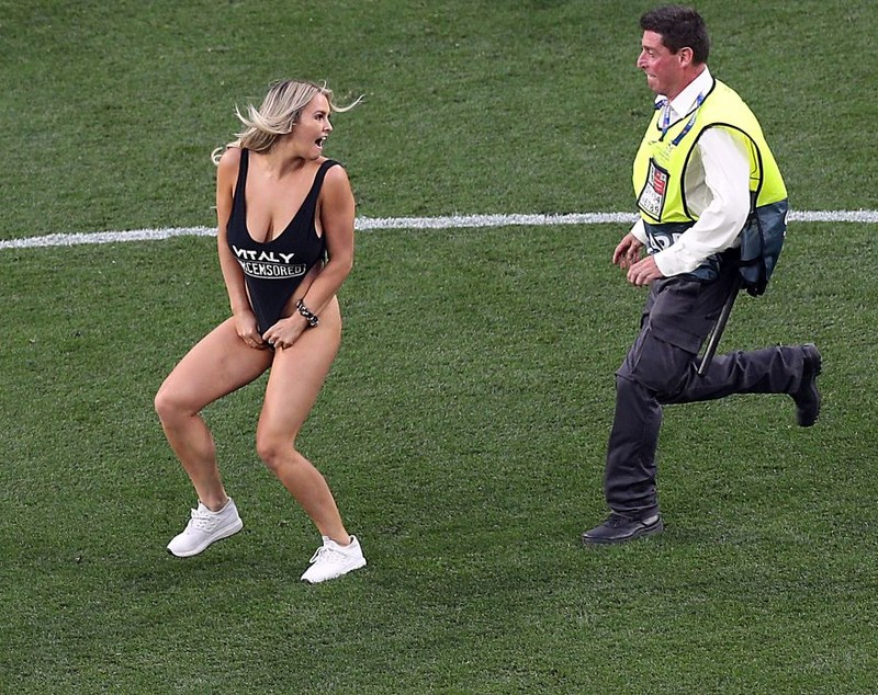 FOTO&VIDEO/ Incident în timpul finalei Tottenham - Liverpool. O tânără a intrat pe teren în costum de baie! Ce mesaj avea scris pe ea