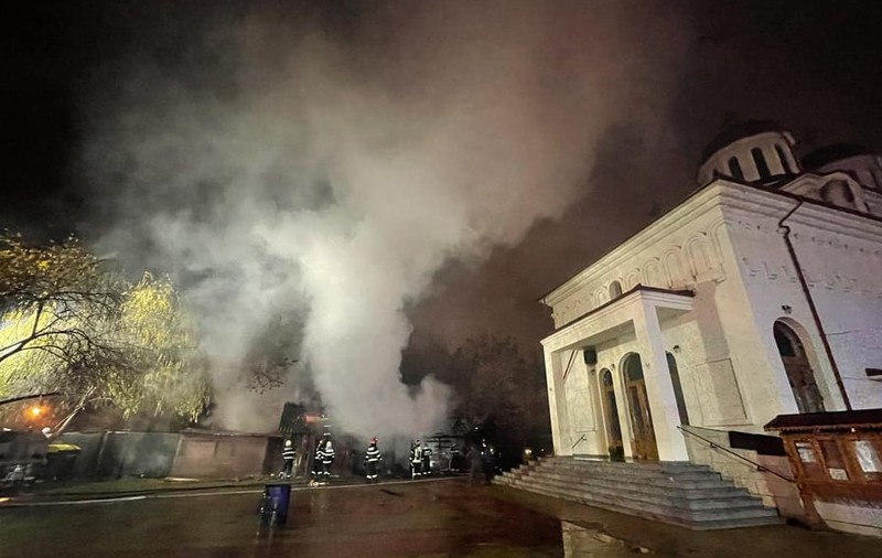 Incendiu de proporții în curtea bisericii Teiul Doamnei Ghica
