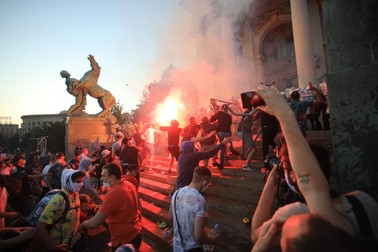 Măsurile restrictive impuse de guvern a scos mii de oameni în stradă. FOTO: Milos Miskov / Anadolu Agency/ABACAPRESS.COM