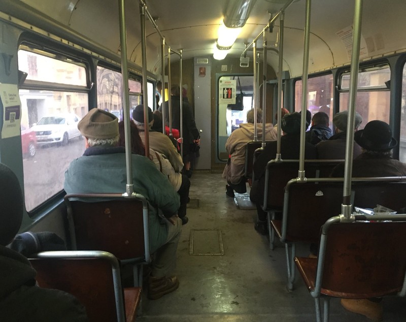 Plouă în tramvaie la Timișoara. Garniturile scorojite circulă pe șine, iar cele noi stau în depou/FOTO