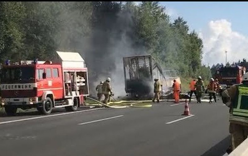 UPDATE | Accident grav în Germania, soldat cu 18 morți. Autocarul cuprins de flăcări abia poate fi recunoscut. FOTO