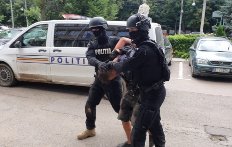 Tânăr încătușat în Botoșani, după ce a atacat o mașină a poliției și a rănit un agent. De la ce a pornit scandalul