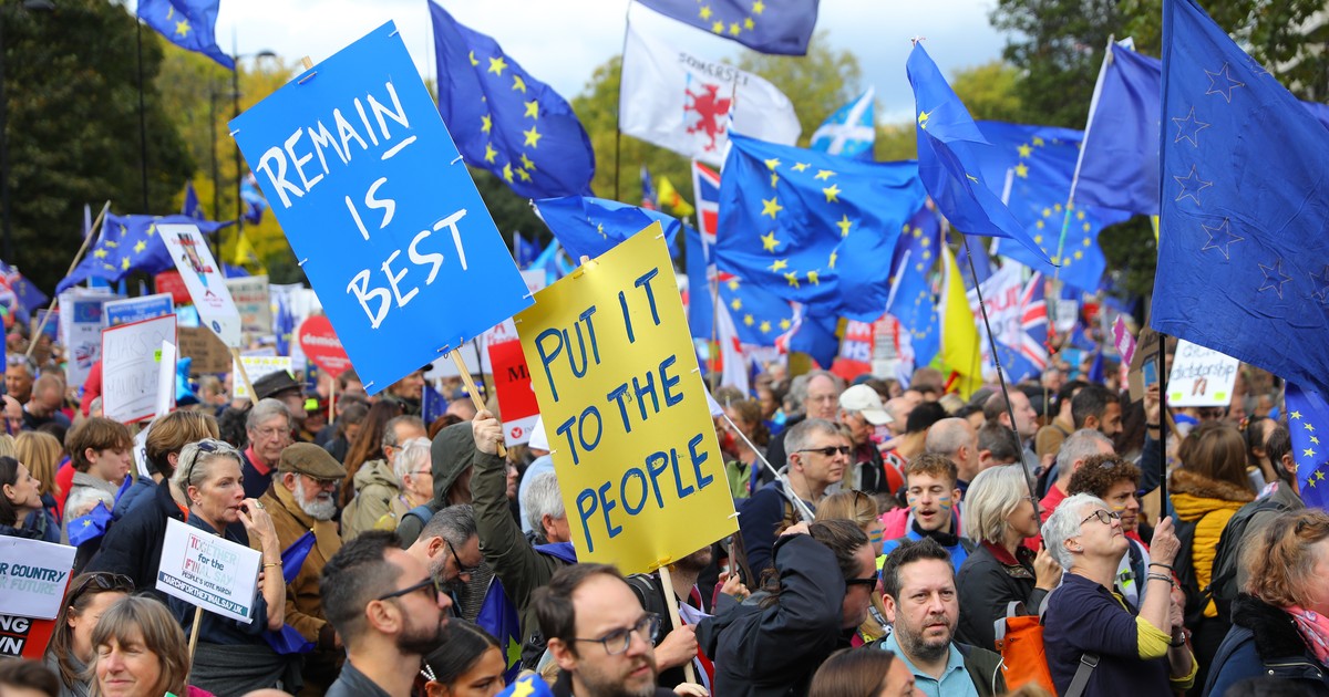 Zeci de mii de oameni cer în stradă organizarea unui nou referendum privind ieșirea țării din Marea Britanie | Foto: EPA