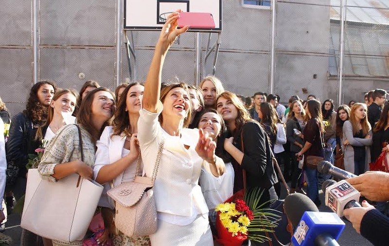 Carmen Iohannis, selfie cu elevii în prima zi de şcoală. Cum s-a îmbrăcat Prima Doamnă cu această ocazie