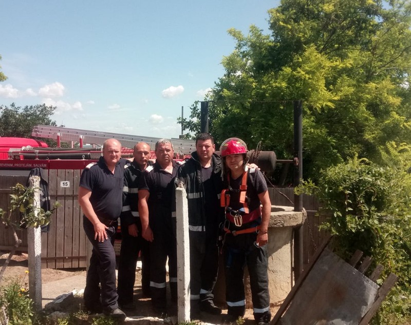 Femeie din Tulcea căzută într-o fântână, salvată de pompieri într-o misiune contracronometru |VIDEO