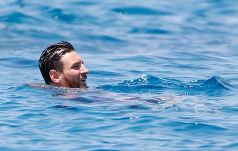 N-au loc unul de altul nici în vacanță! Messi și Ronaldo și-au ciocnit yacht-urile la Ibiza / GALERIE FOTO