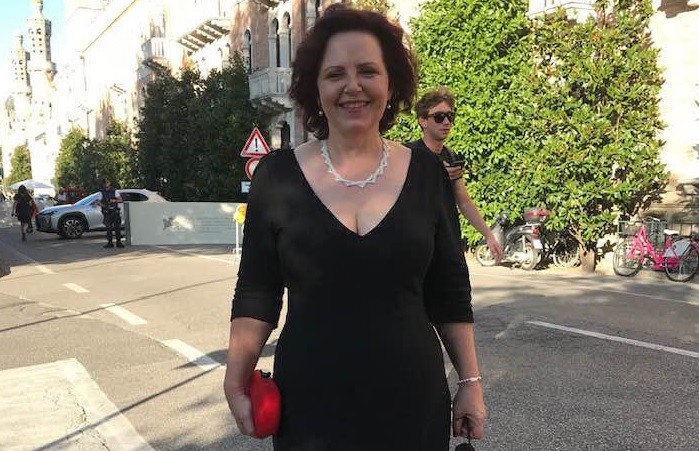 Hanka Kastelicova, șefa de producție a documentarelor HBO pentru Europa, a postat pe Facebook o fotografie cu ea chiar după premiera de la Veneția
