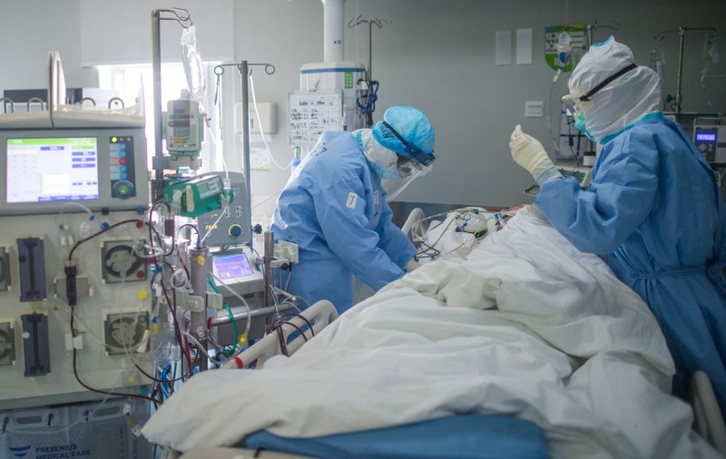 Raport Amnesty: Cel puţin 7.000 de cadre medicale au murit din cauza COVID-19
