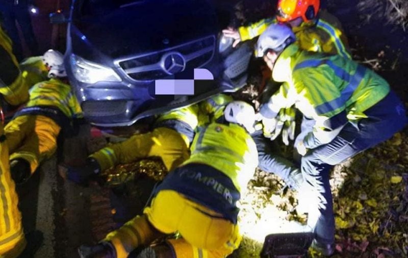 Șofer oprit să-și facă nevoile pe marginea drumului, călcat de Mercedesul căruia a uitat să-i tragă frâna de mână