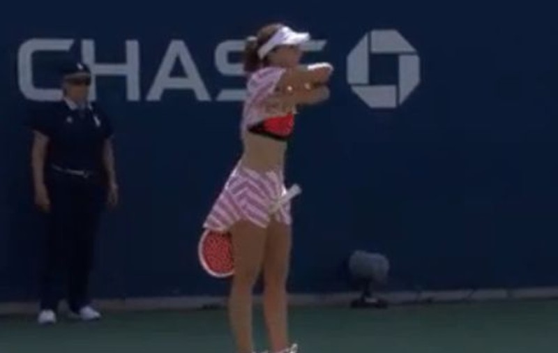 VIDEO | Alize Cornet a fost sancționată pentru că și-a scos tricoul pe teren. Oficialii US Open sunt acuzați de sexism