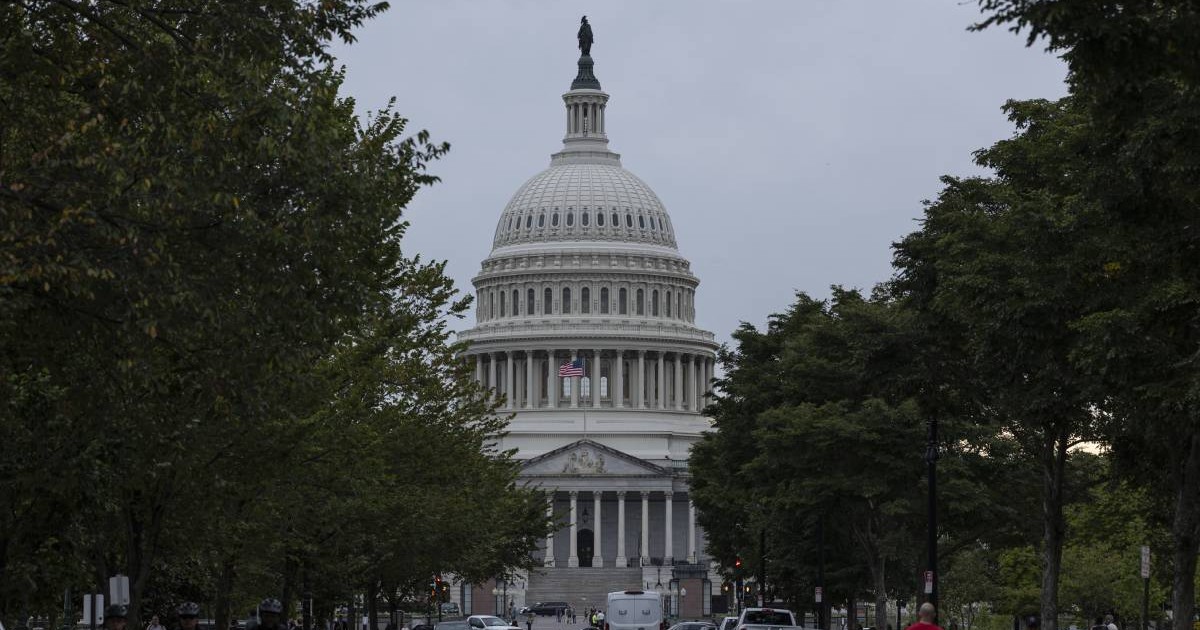 Capitoliul SUA, în Washington, DC, pe 30 septembrie 2025. Cladirea guvernului, vazute in capatul unei alei marginita de pomi, masini si oameni pe strada. Guvernul federal s-a închis la miezul nopții,