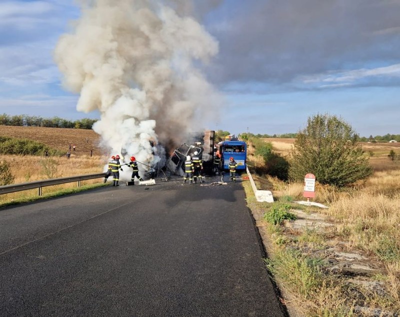 Accident cu un autocar, un microbuz și un TIR în Teleorman. Cinci persoane, transportate la spital. UPDATE