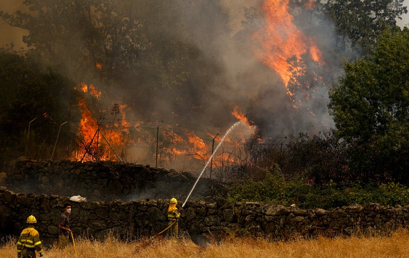 „Cele mai grave incendii de vegetație”: Spania decretează stare de urgență națională, iar Franța evacuează peste 110.000 de oameni de pe coasta Atlanticului