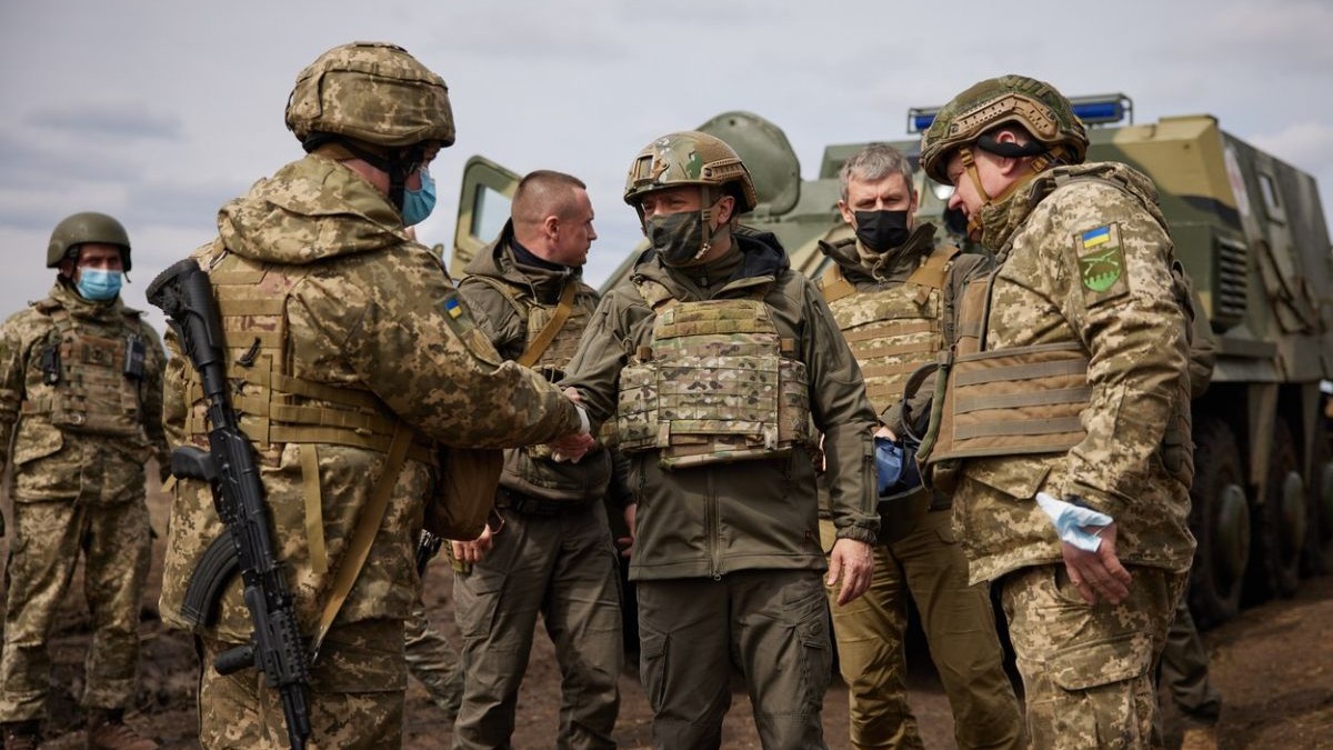 Președintele ucrainean Vladimir Zelenski, într-o vizită efectuată în aprilie anul trecut pe frontul de est din Donbas. FOTO: Profimedia