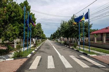 Strada pe care se află școala și grădinița din Deveselu