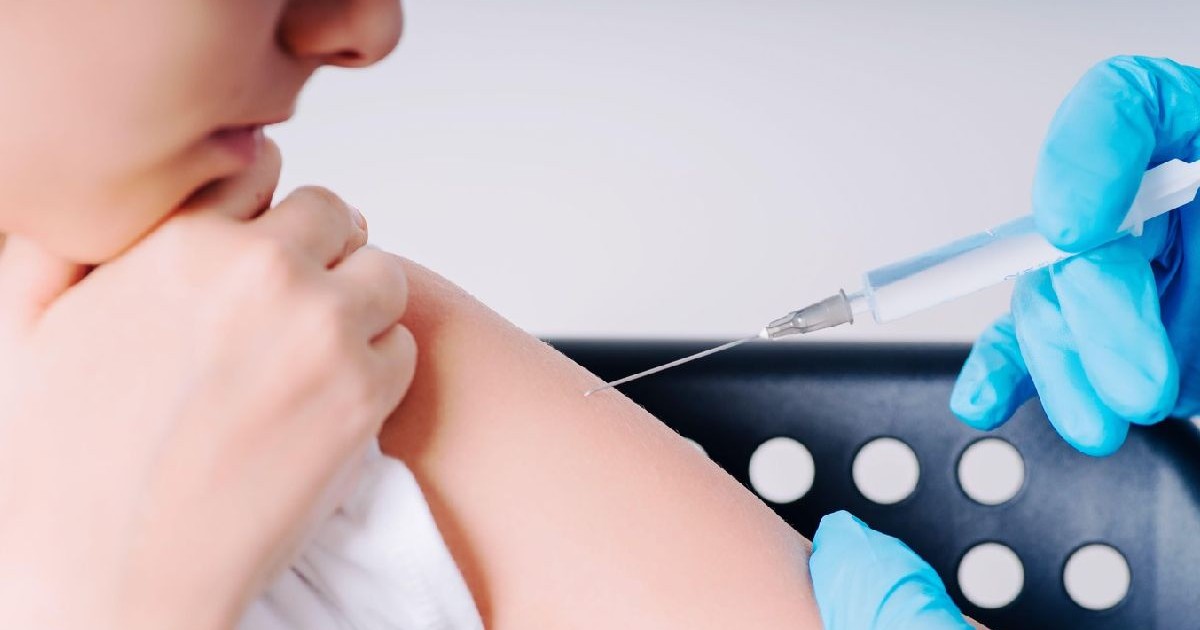 Un copil se uită când este vaccinat
