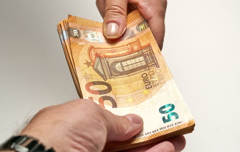 Românii din trei țări europene nu vor mai putea face plăți cash peste 10.000 de euro de la 1 iulie 2027