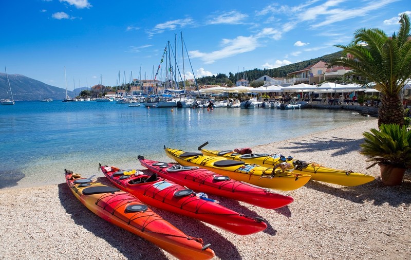 Top 10 plaje din Kefalonia pentru iubitorii de sporturi nautice