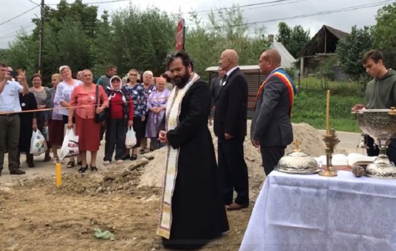 Un preot a fost chemat să sfințească o conductă de gaze într-o comună din Iași! ”Binecuvintează pe toţi ostenitorii companiilor care au lucrat pentru această aducţiune de gaz”
