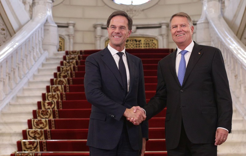VIDEO | Mark Rutte le-a recomandat olandezilor să nu-şi mai strângă mâna, pentru a combate coronavirusul, însă imediat a încălcat el însuşi regula