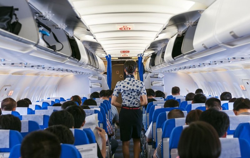 Caz fără precedent în România: Daune morale de 10.000 de euro după ce o stewardesă a vărsat apă fierbinte peste o pasageră