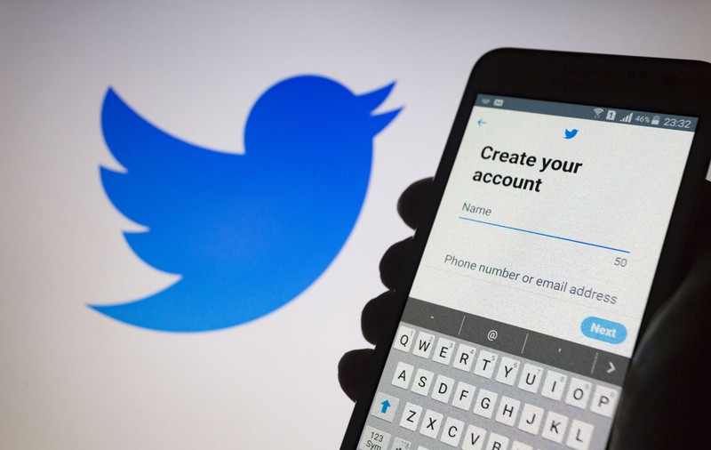 Twitter interzice publicitatea politică pe platforma sa, însă Facebook permite chiar și reclame cu informații false