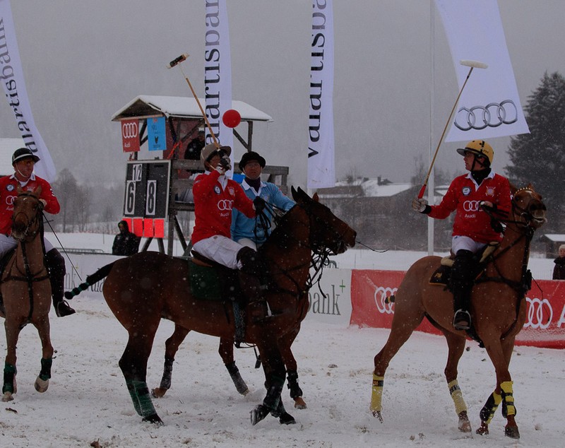 Zăpada cailor! La Kitzbuhel, în Austria, s-a disputat Cupa Mondială de polo. Echipamentul costă 4.000 de euro, iar polo pony argentinieni de joc fac sute de mii de euro. N-avem federație, dar avem doi stranieri ce pot câștiga și 15.000 de euro de meci! FOTO&VIDEO