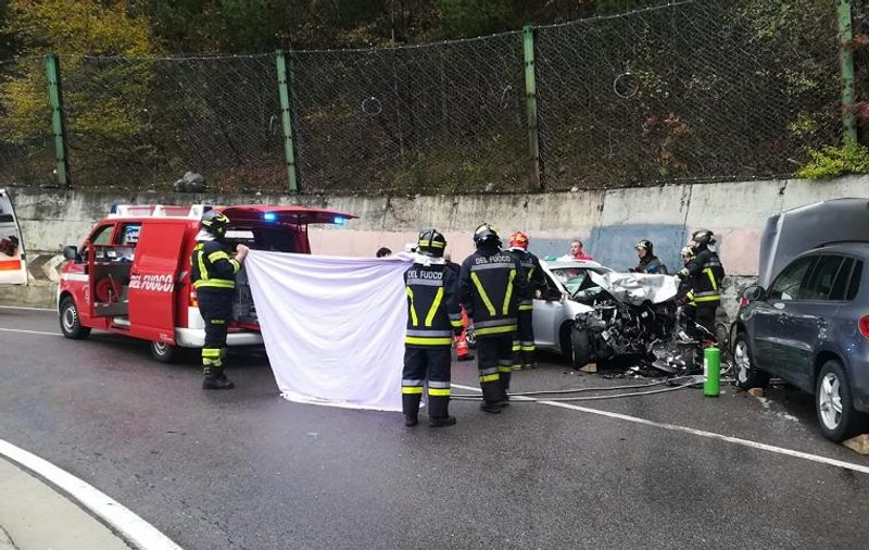 Un român a provocat un teribil accident rutier în Italia. Sunt cinci răniți, dintre care doi copii