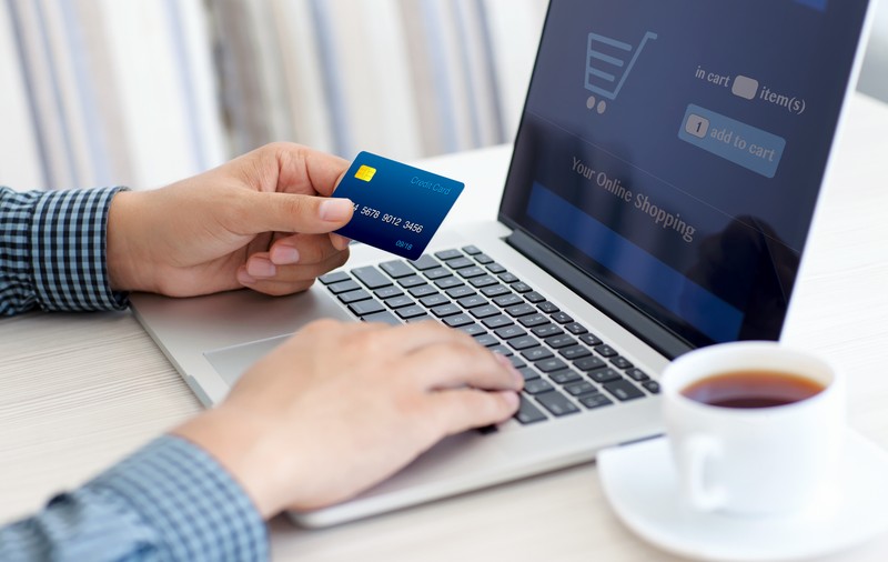 De ce se tem românii de plata cu cardul și ce trebuie să faci ca să nu rămâi fără bani când plătești online
