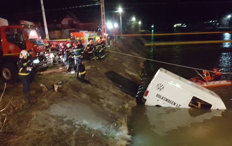 Cine sunt victimele accidentului de microbuz din râul Bistrița. Aveau între 17 și 45 de ani